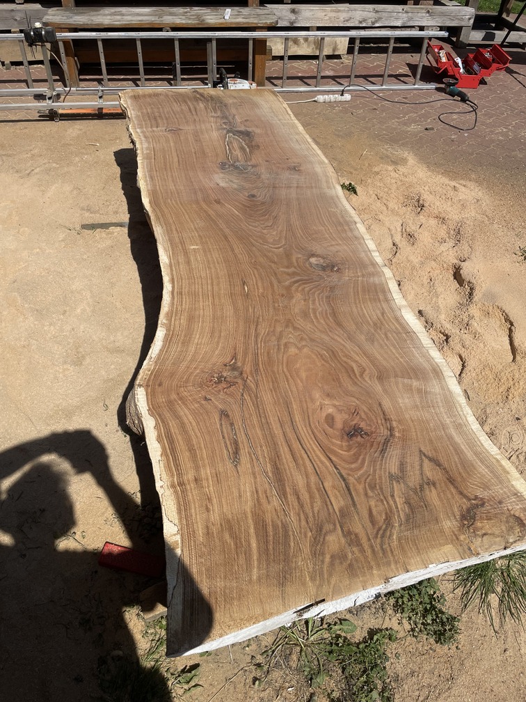 Řezání dubu - zpracování staletého dubu na stolové desky