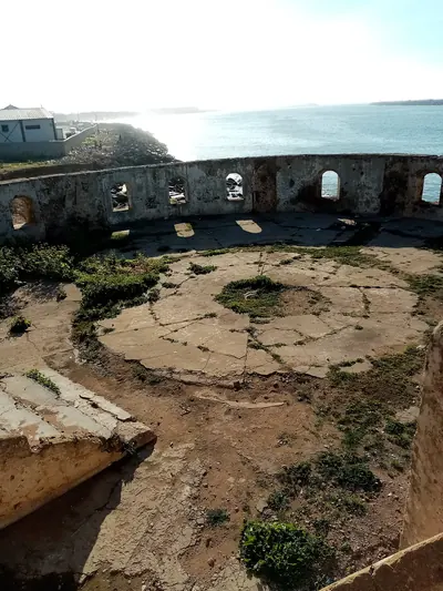 Un bastione della kasbah di Mehdia e il Sebou, 6 marzo 2023.