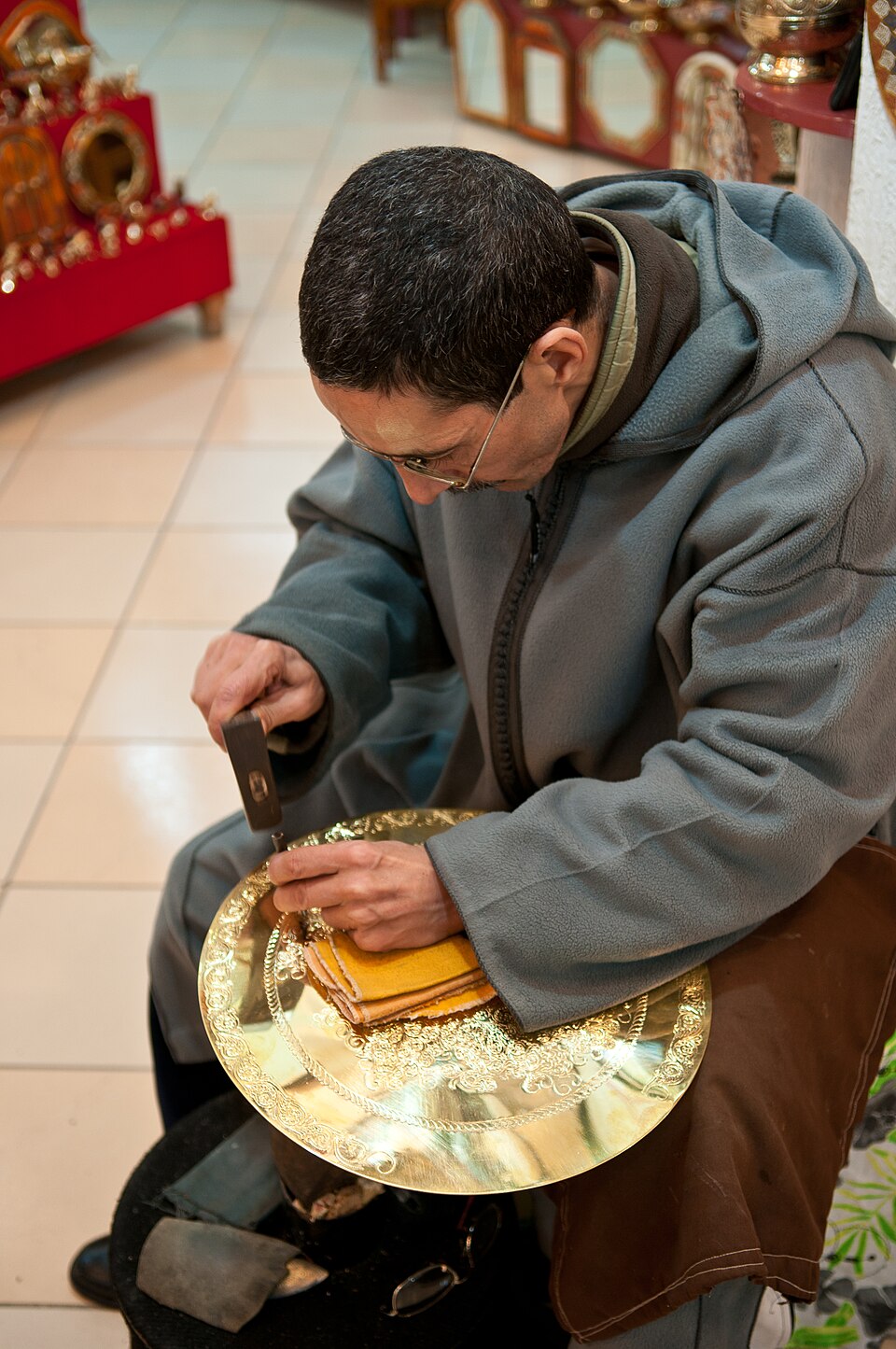Un artisan au travail à Fès