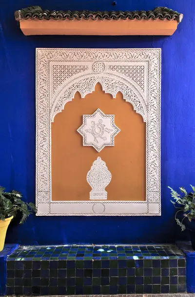 Bank und Stuckarbeiten der Villa Majorelle, Marrakesch