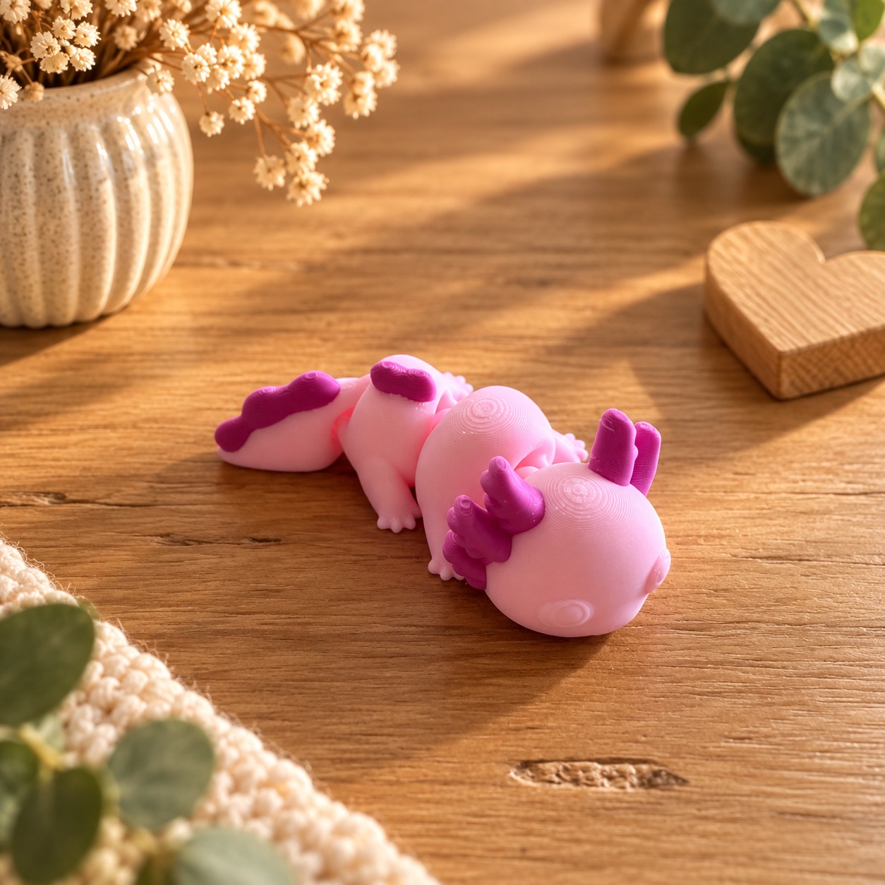 Lila 3D-geprint katje van flexibel materiaal in een bochtje