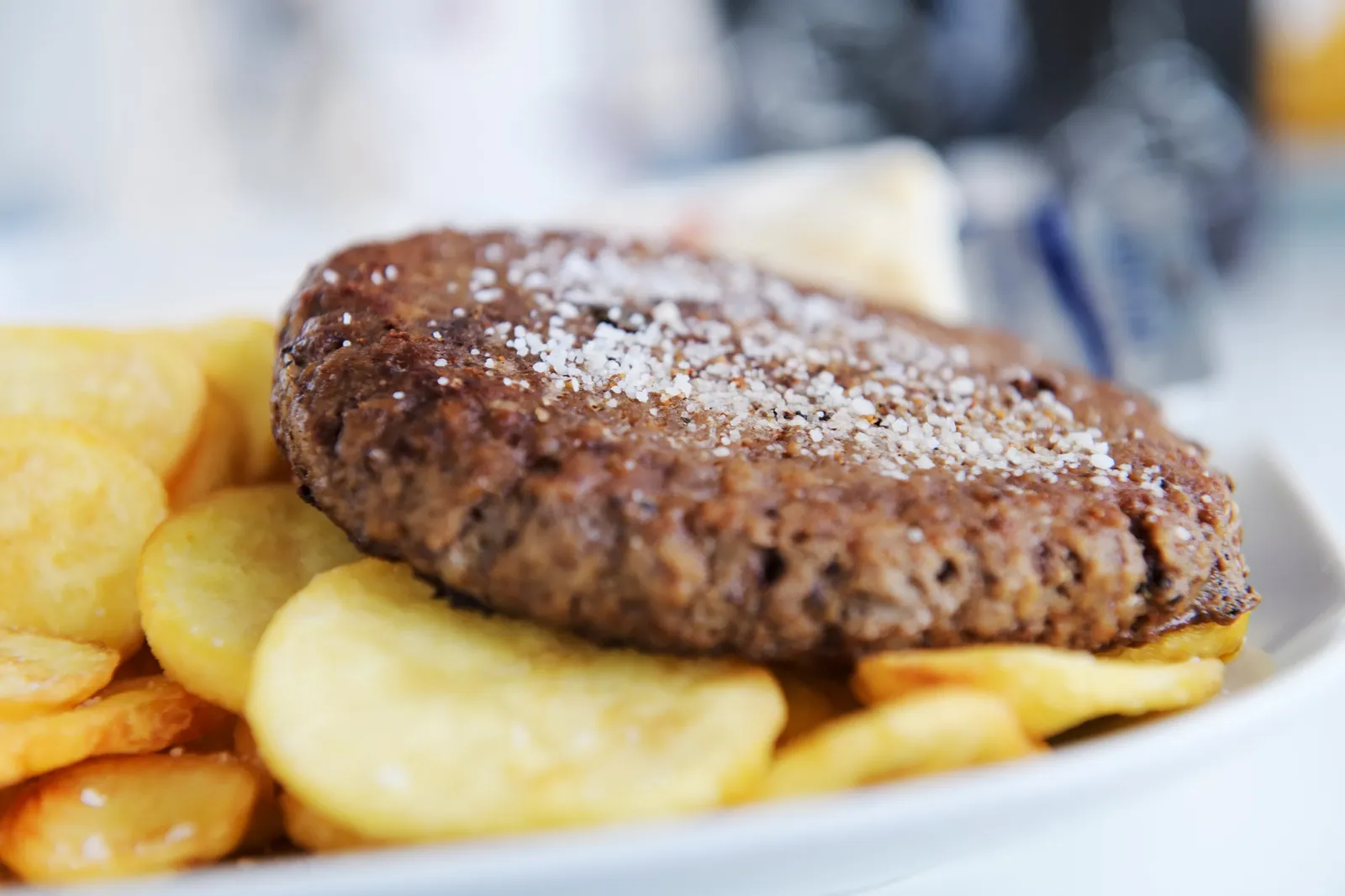 Hakkebøf med groft salt på sprøde kartoffelskiver
