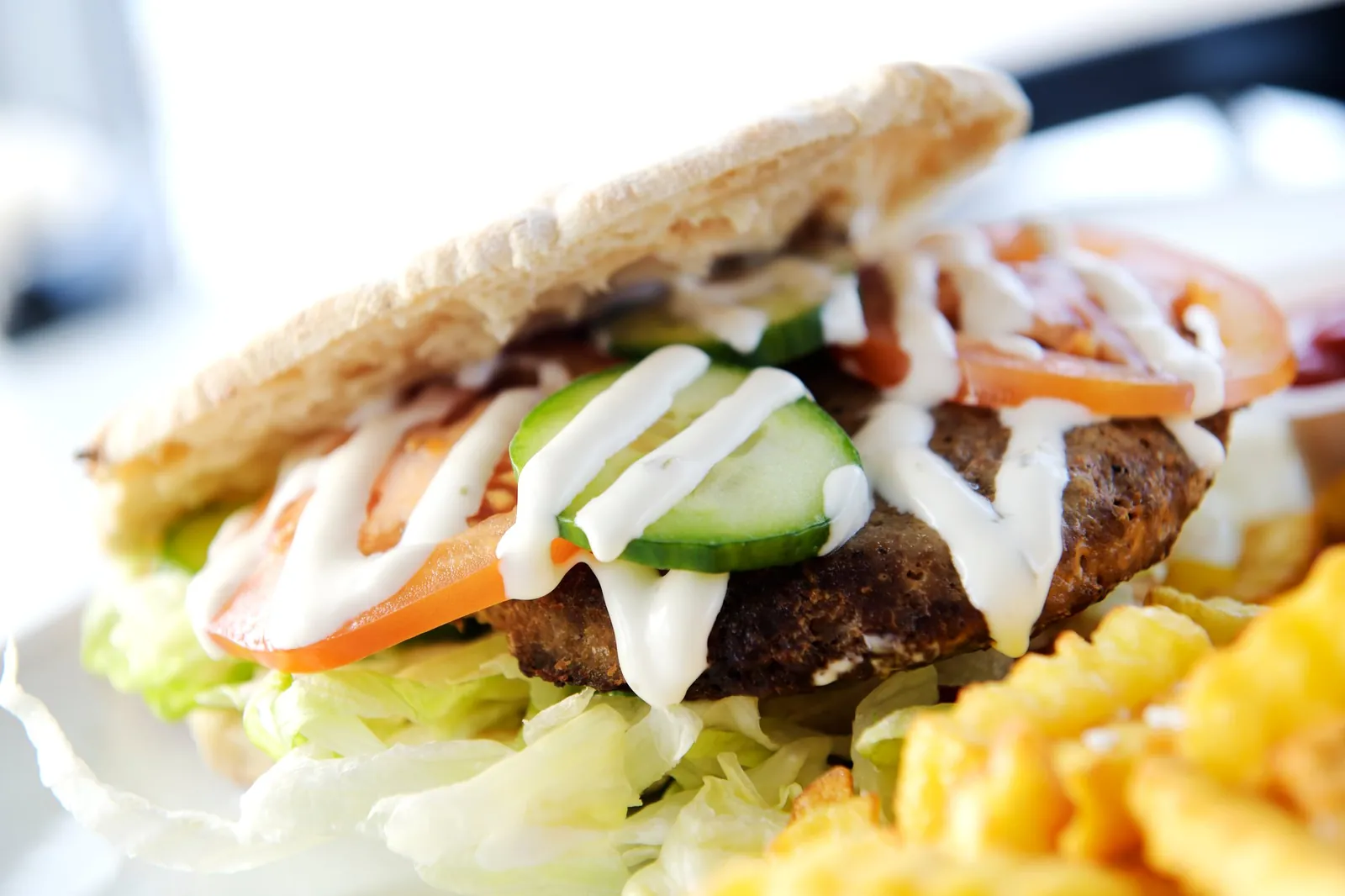 Pita med bøf, salat, agurk, tomat og hvid dressing