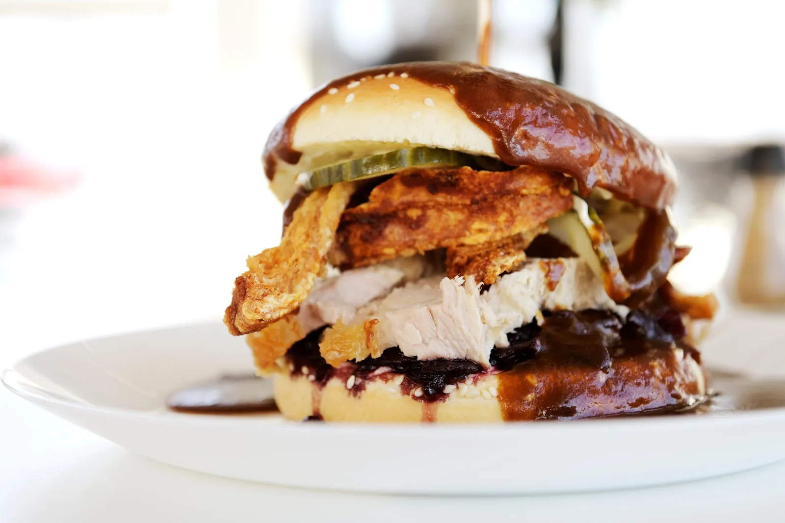 Flæskestegsburger med syltede agurker og stegesovs