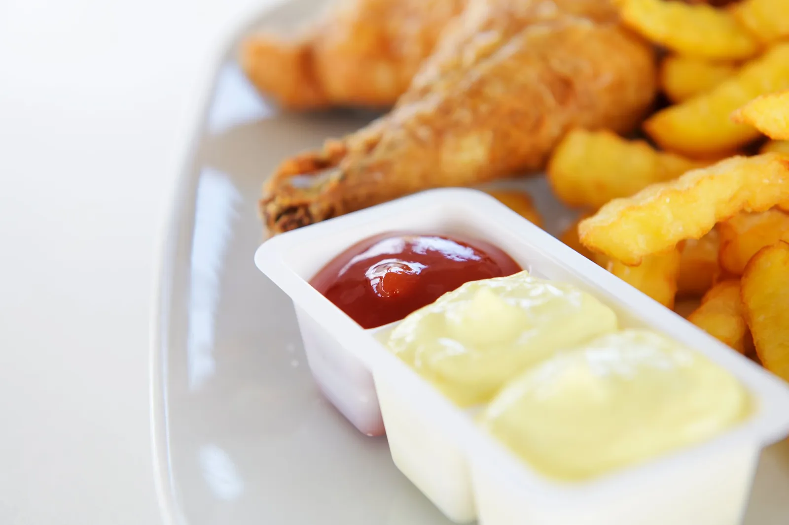 Paneret kyllingelår med pommes frites, ketchup og lys dip