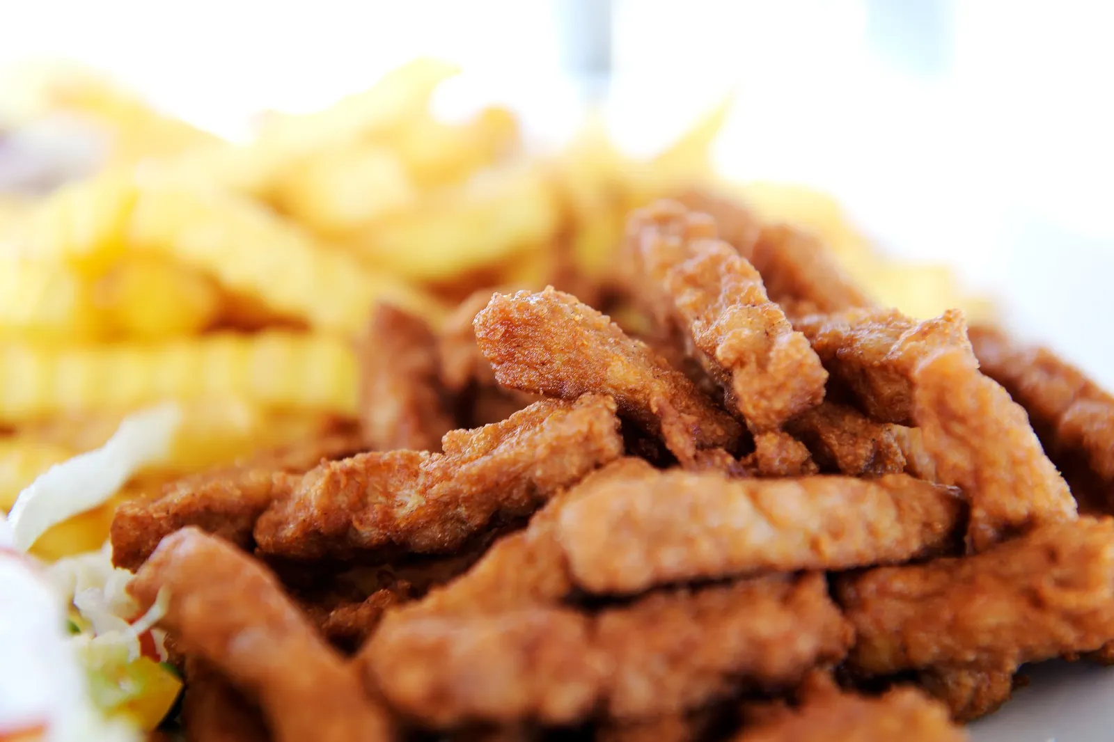 Marinerede kyllingestrimler med pommes frites