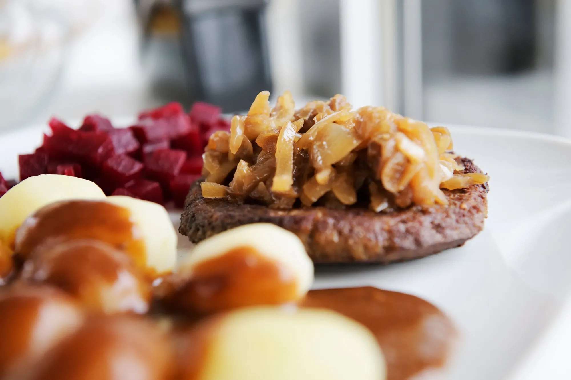 Hakkebøf med bløde løg, kartofler, brun sovs og rødbeder