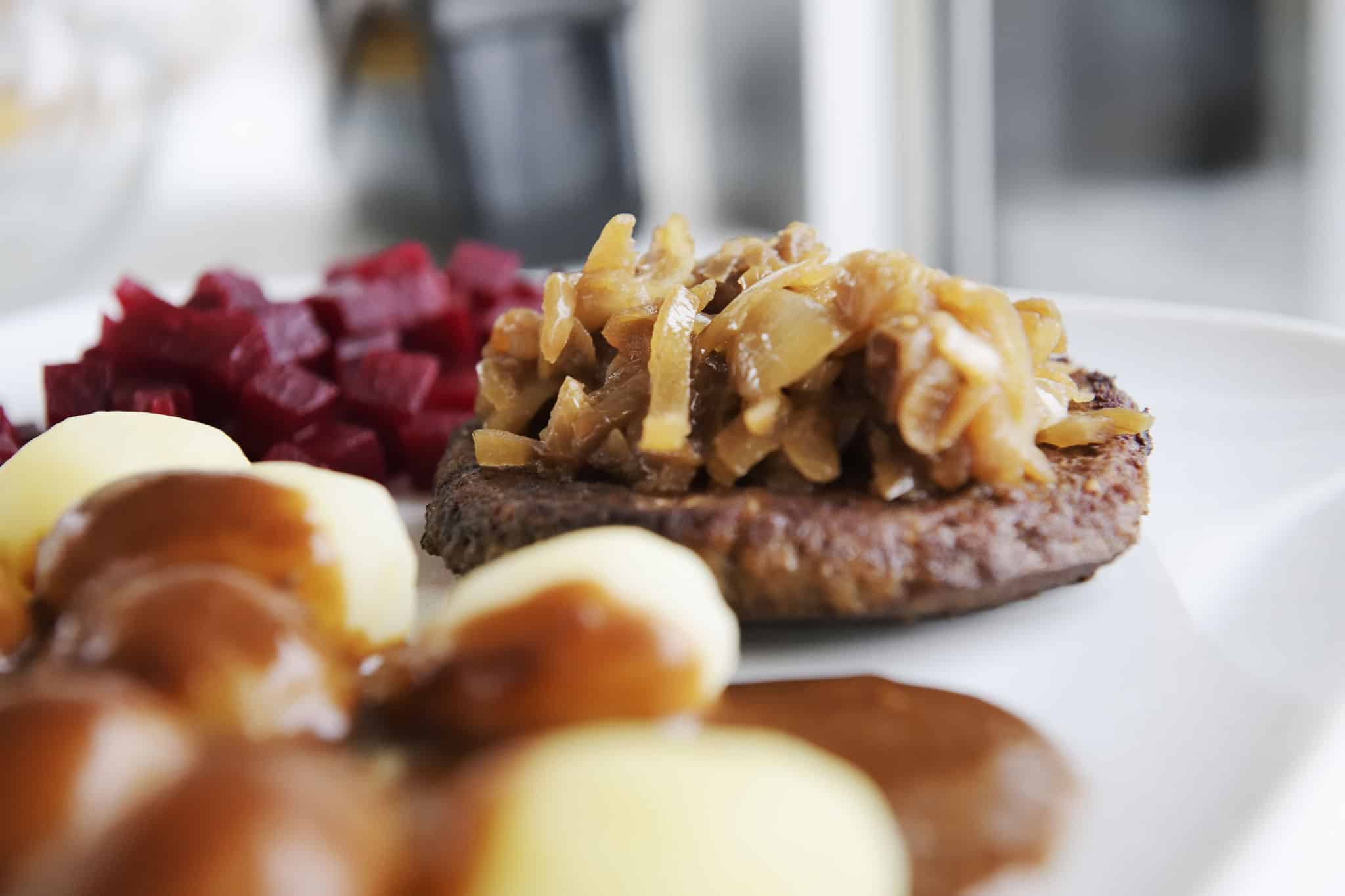 Hakkebøf med bløde løg, kartofler, brun sovs og rødbeder
