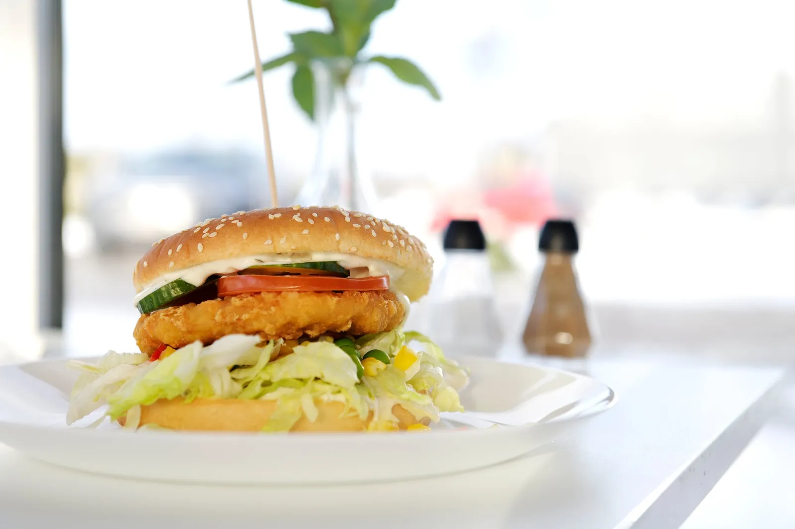 Kyllingeburger med salat og tomat