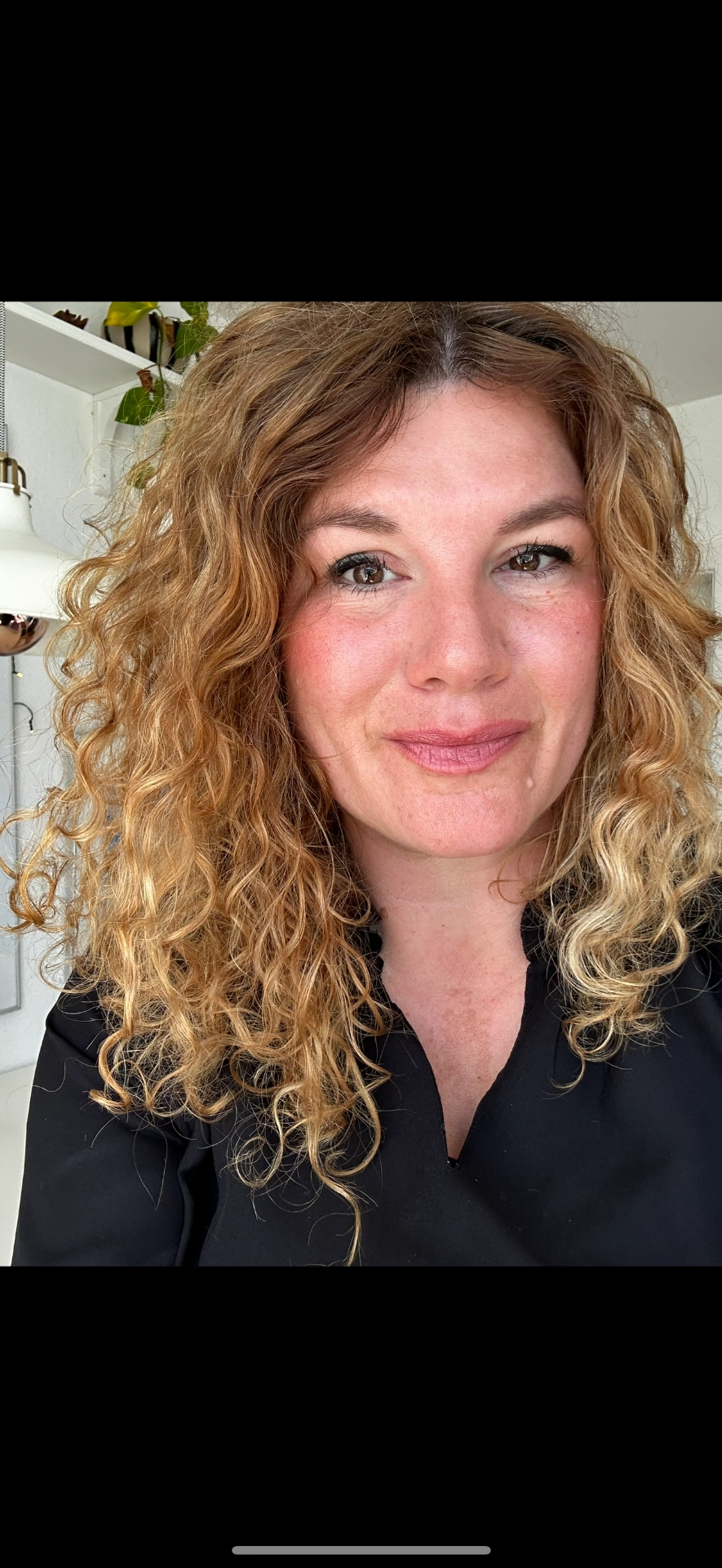 Portræt af Signe Skouenby, terapeut og sexolog, i rolige omgivelser