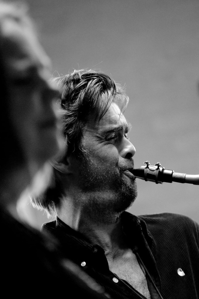 Saxofonist i scenelys, sort og hvid