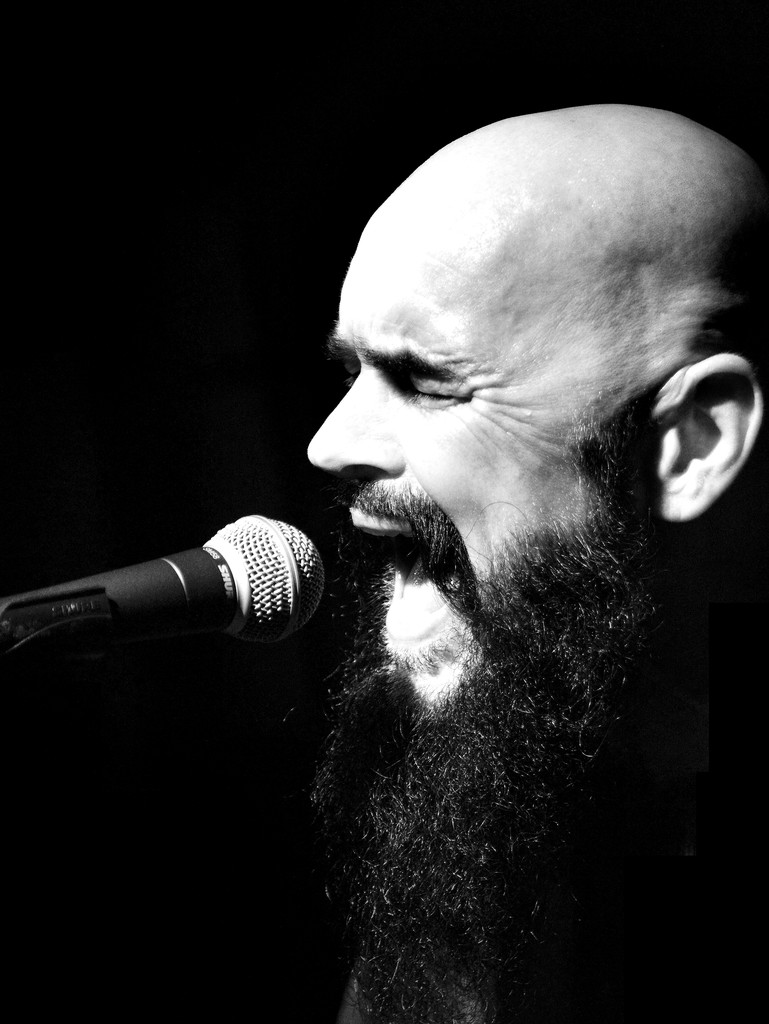 Guitarist med akustisk guitar ved mikrofonen