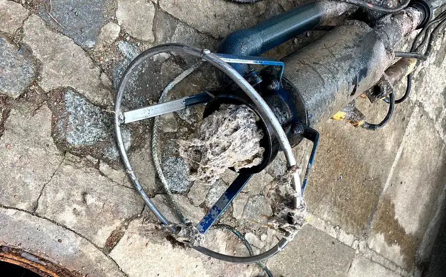 Čerpadlo tlakové kanalizace ucpané vlhčenými ubrousky