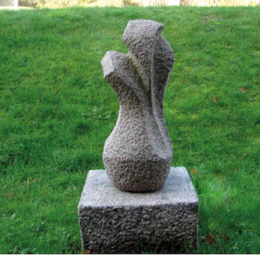 Granitskulpturen Spire på græs