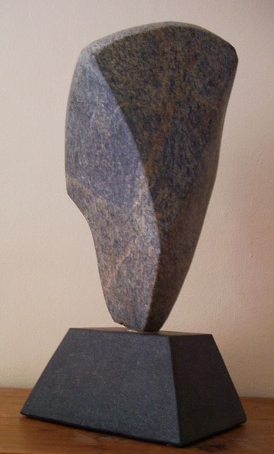 Granitskulptur på sokkel