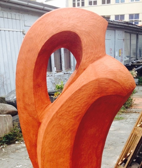 Fiberbetonskulpturen Harpe i lys beton