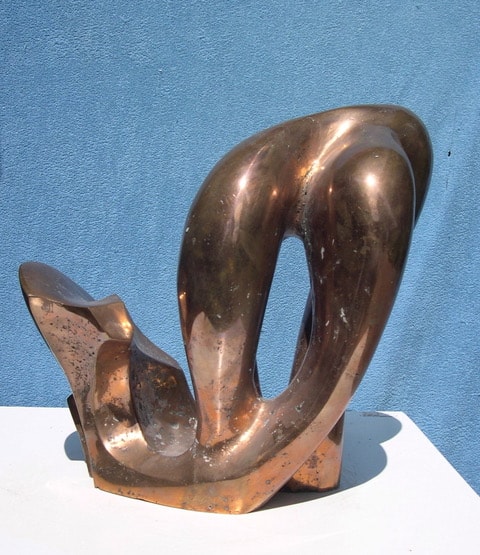 Bronzeskulpturen Fisken mod blå baggrund