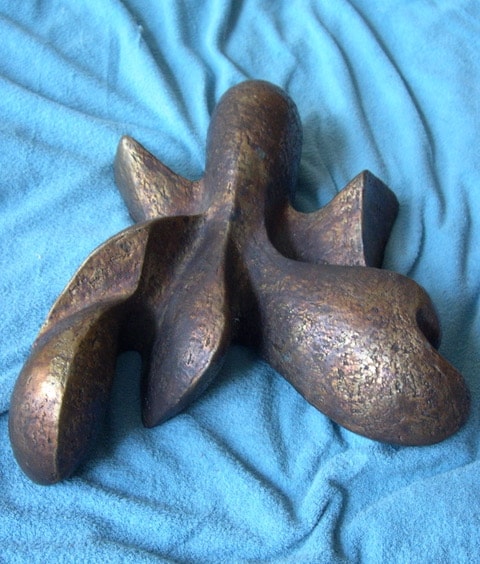 Bronzeskulpturen Krebs med organiske kloslag