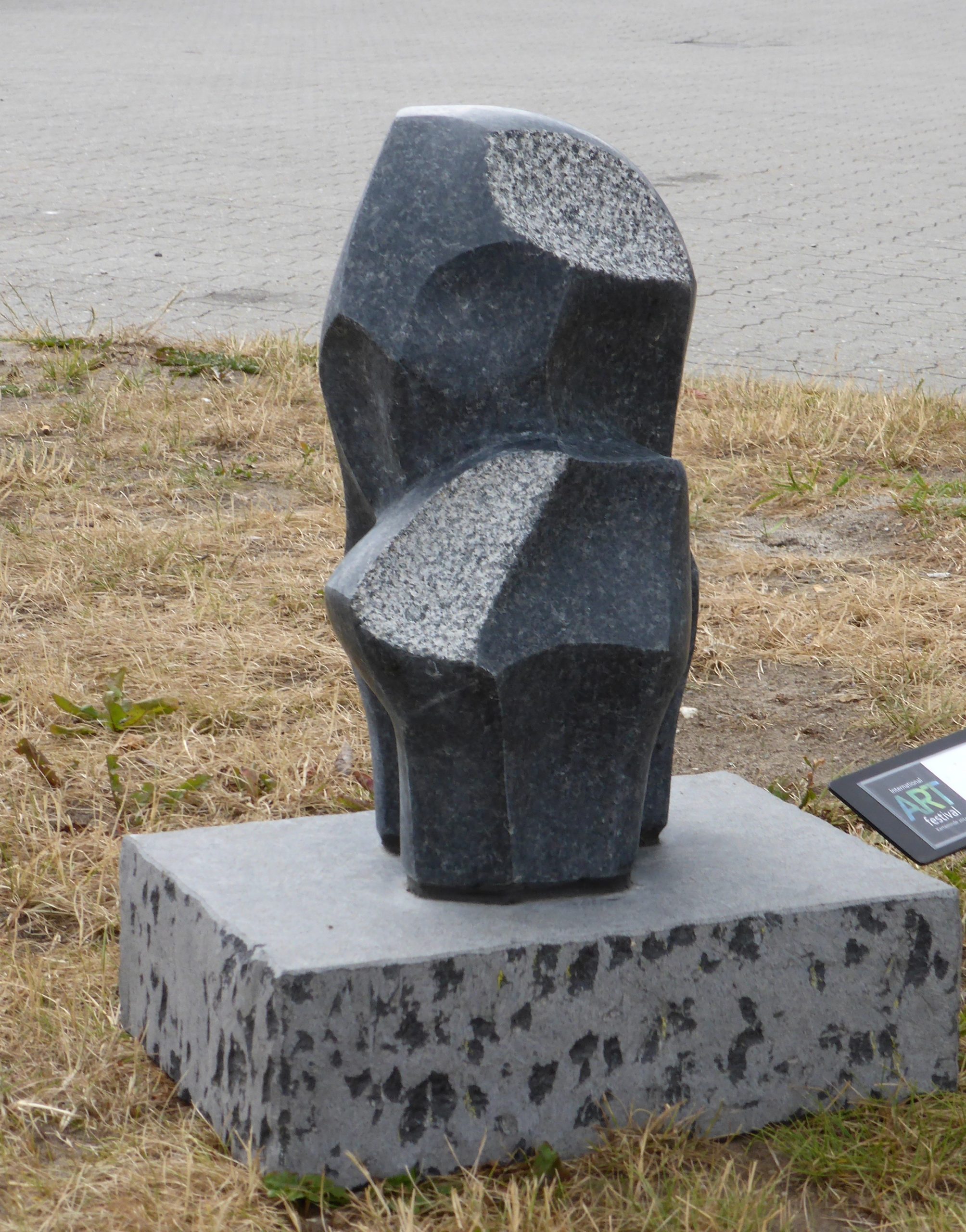 Skulptur i skulpturer i granit af Erik Lemcke
