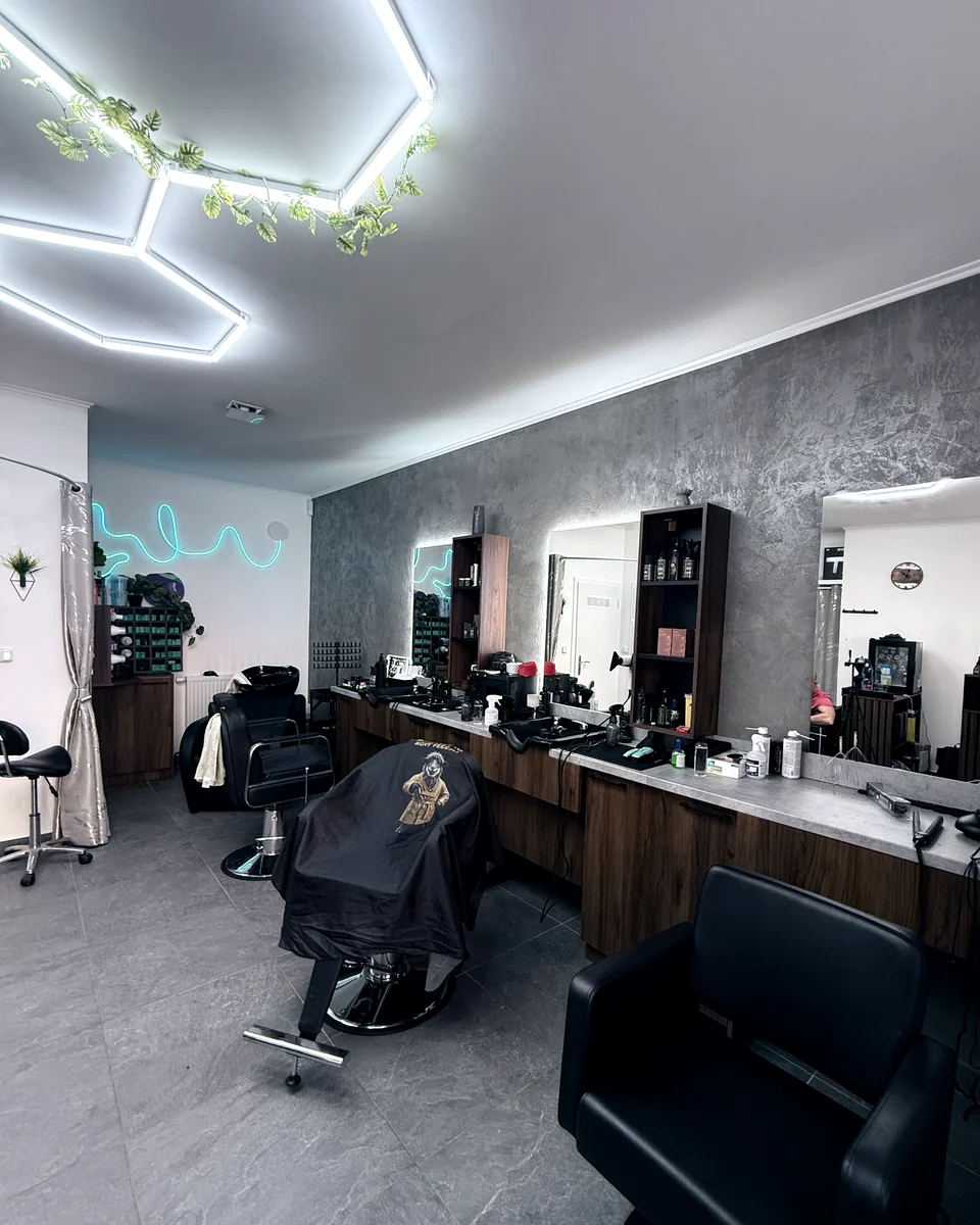 Interiér FK Salonu Velvary s barber křesly a pracovními místy