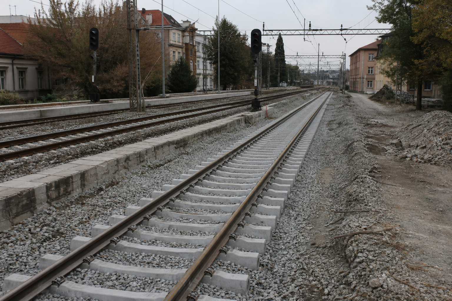 Rekonstrukce železničních kolejí v urbanistickém prostředí s návěstidly a štěrkem