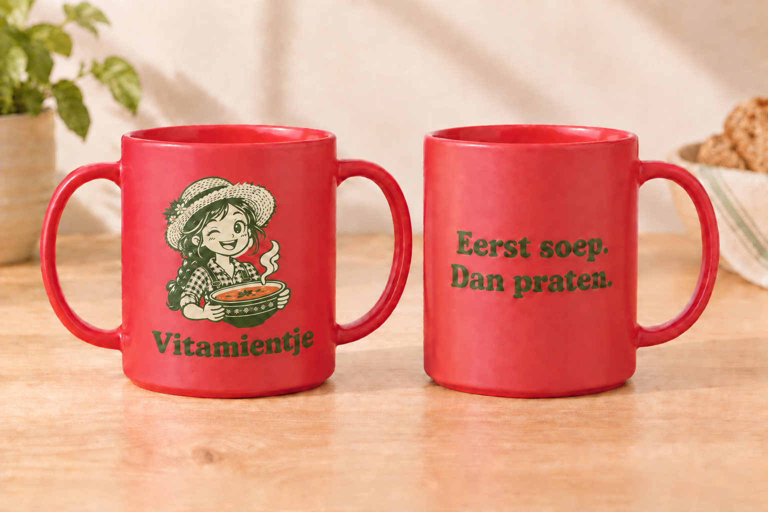 Rode Vitamini mok met Vitamientje-print vooraan en de tekst "Eerst soep. Dan praten." op de rug