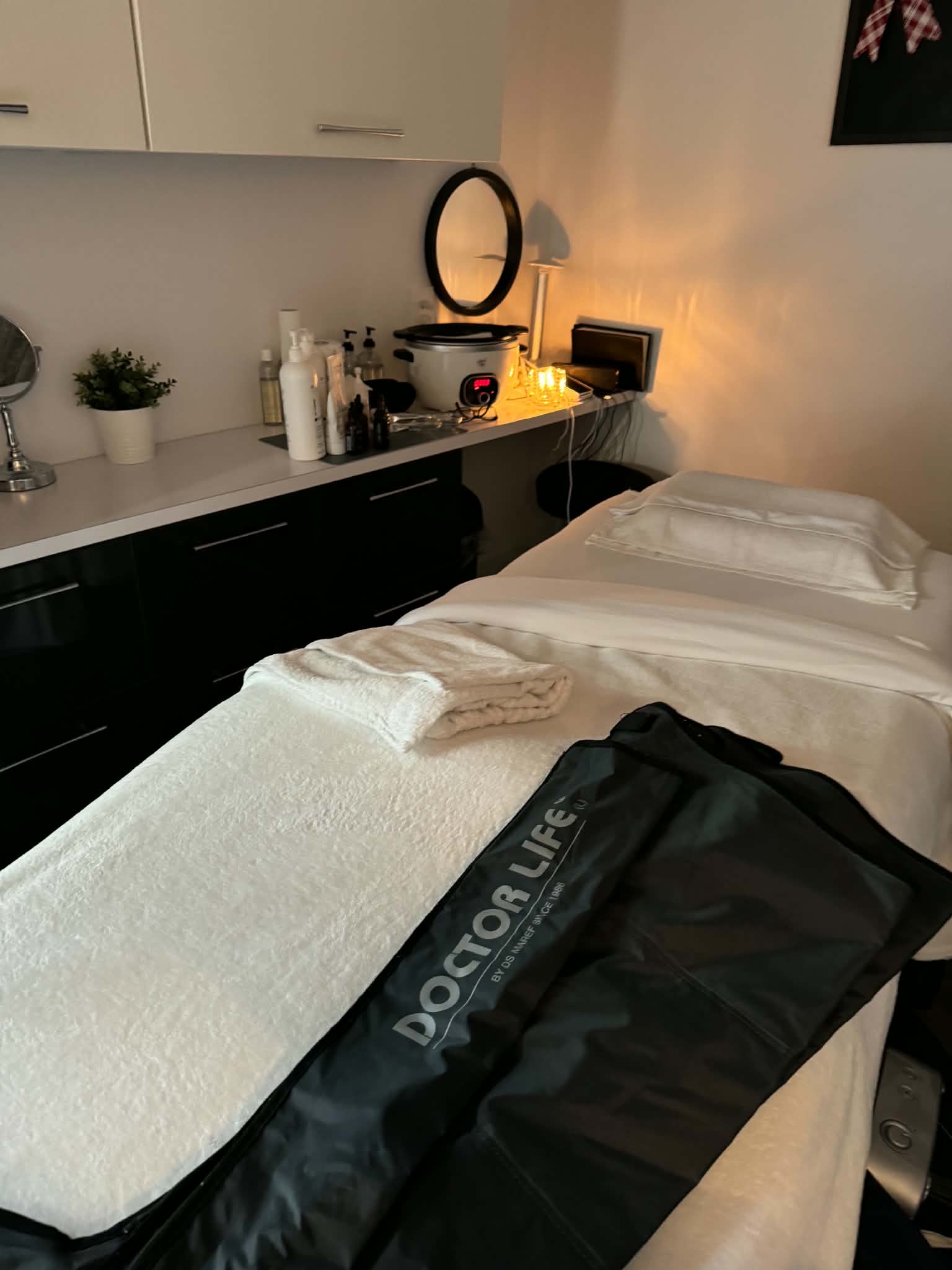 La cabine de soins de Josée Mainville Esthétique : table de massage préparée avec serviettes chaudes