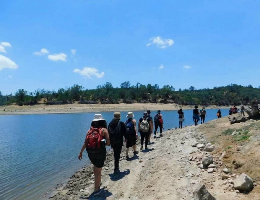 Grupo caminando junto a la Poza Azul en Quilpué