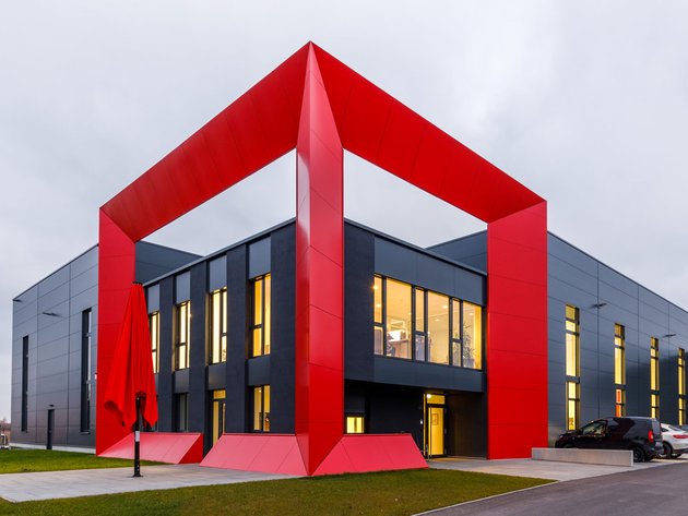 Außenansicht des Lechpack-Gebäudes mit rotem Rahmen