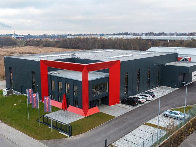 Drohnenansicht von Produktion, Büro und Lager
