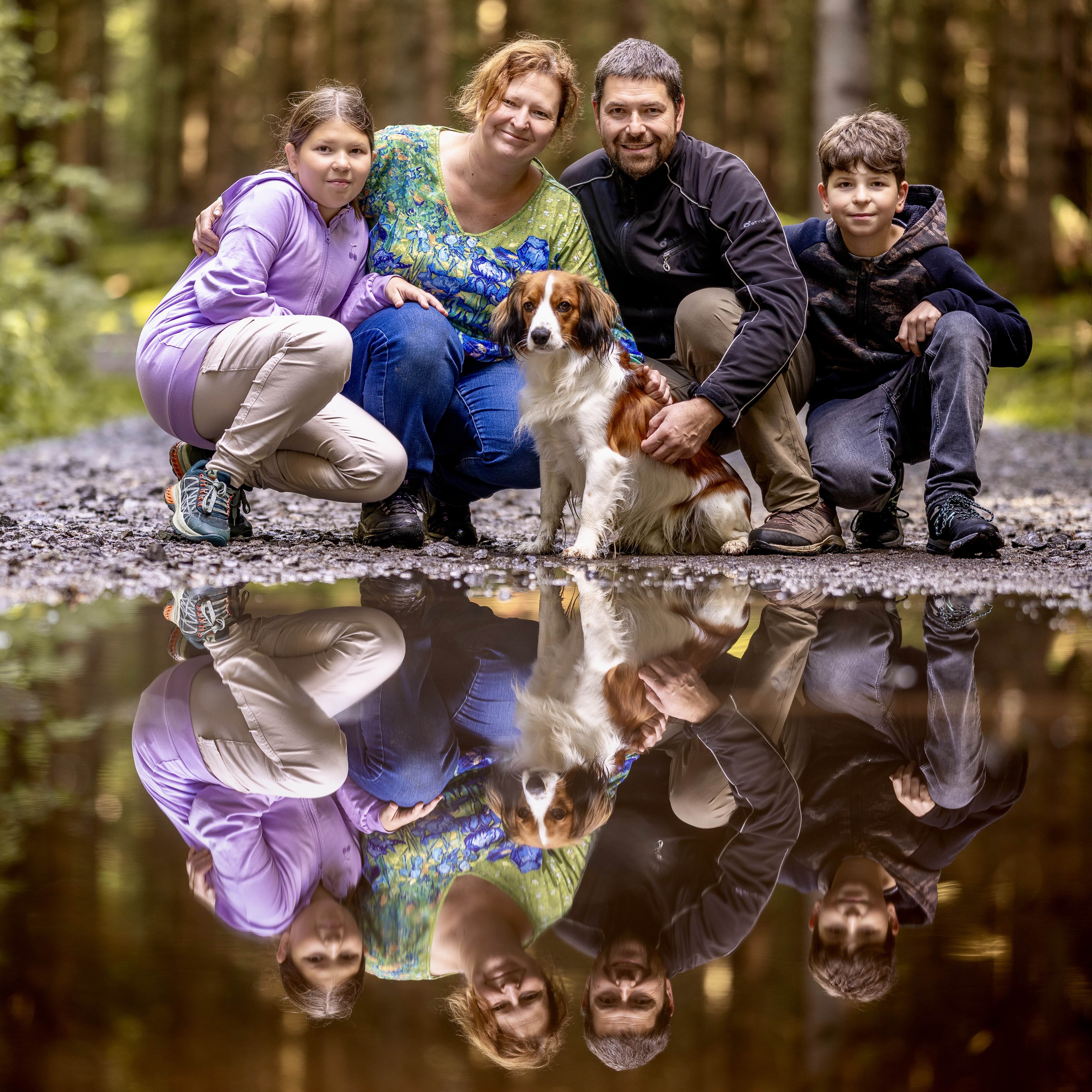 Rodinná fotografie s Kilym v lese u vody