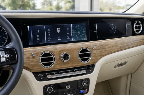 AI ilustrační snímek, nikoli oficiální fotografie nebo přesná technická dokumentace Rolls-Royce Spirit of Ecstasy Rotary Controller (najnovší) – ilustrační interiér