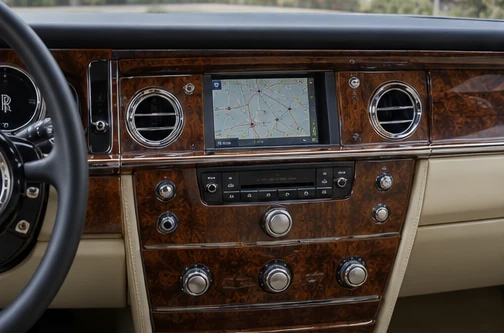 AI ilustrační snímek, nikoli oficiální fotografie nebo přesná technická dokumentace Rolls-Royce Rolls-Royce Navigation (klasická) – ilustrační interiér