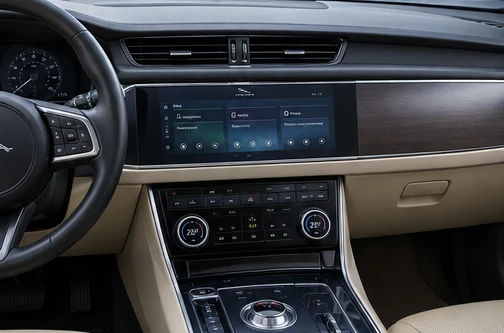 AI ilustrační snímek, nikoli oficiální fotografie nebo přesná technická dokumentace Jaguar InControl Touch Pro – ilustrační interiér
