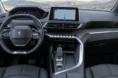 AI ilustrační snímek, nikoli oficiální fotografie nebo přesná technická dokumentace Peugeot i-Cockpit (NAC) – ilustrační interiér