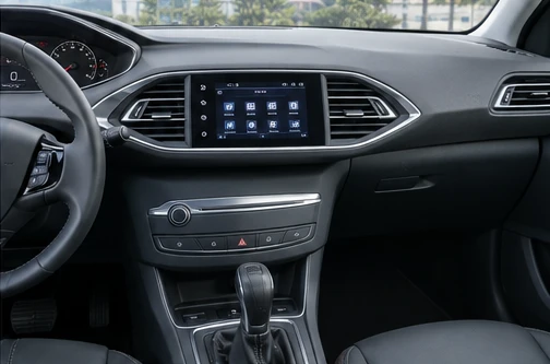 AI ilustrační snímek, nikoli oficiální fotografie nebo přesná technická dokumentace Peugeot Touch Screen (SMEG+ / NAC) – ilustrační interiér