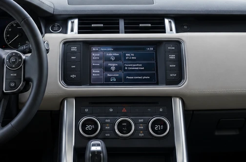 AI ilustrační snímek, nikoli oficiální fotografie nebo přesná technická dokumentace Land Rover InControl Touch – ilustrační interiér