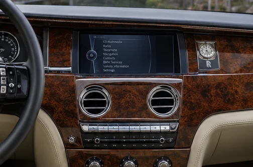 AI ilustrační snímek, nikoli oficiální fotografie nebo přesná technická dokumentace Rolls-Royce BMW iDrive (starší přizpůsobená verze) – ilustrační interiér