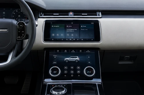 AI ilustrační snímek, nikoli oficiální fotografie nebo přesná technická dokumentace Land Rover InControl Touch Pro Duo – ilustrační interiér