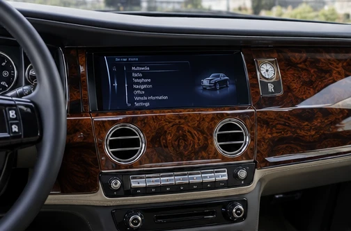 AI ilustrační snímek, nikoli oficiální fotografie nebo přesná technická dokumentace Rolls-Royce BMW iDrive (přizpůsobená verze) – ilustrační interiér