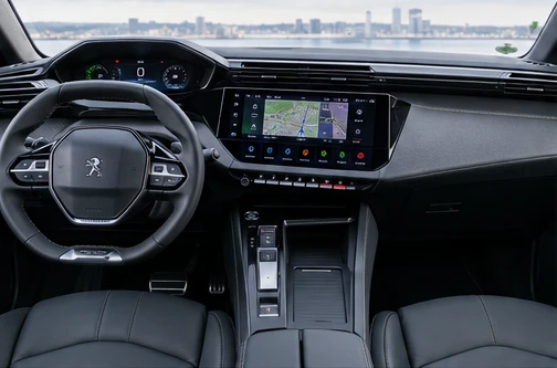 AI ilustrační snímek, nikoli oficiální fotografie nebo přesná technická dokumentace Peugeot i-Cockpit 3D (najnovší) – ilustrační interiér
