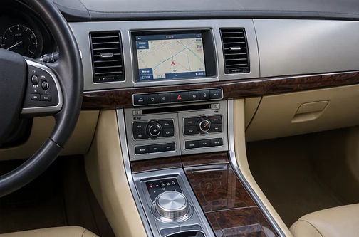 AI ilustrační snímek, nikoli oficiální fotografie nebo přesná technická dokumentace Jaguar Jaguar Navigation (starší) – ilustrační interiér