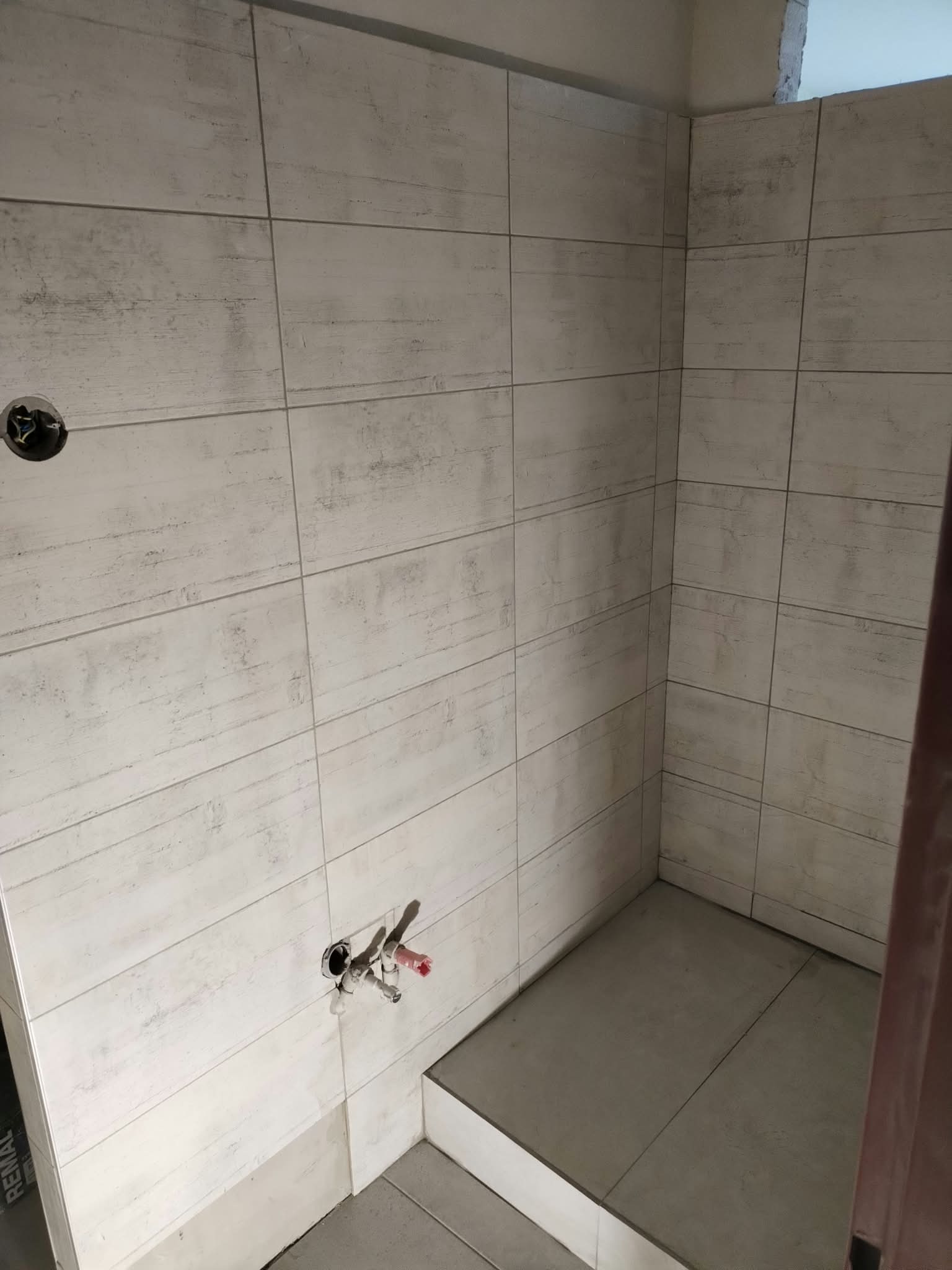 Obklad sprchového koutu v průběhu prací