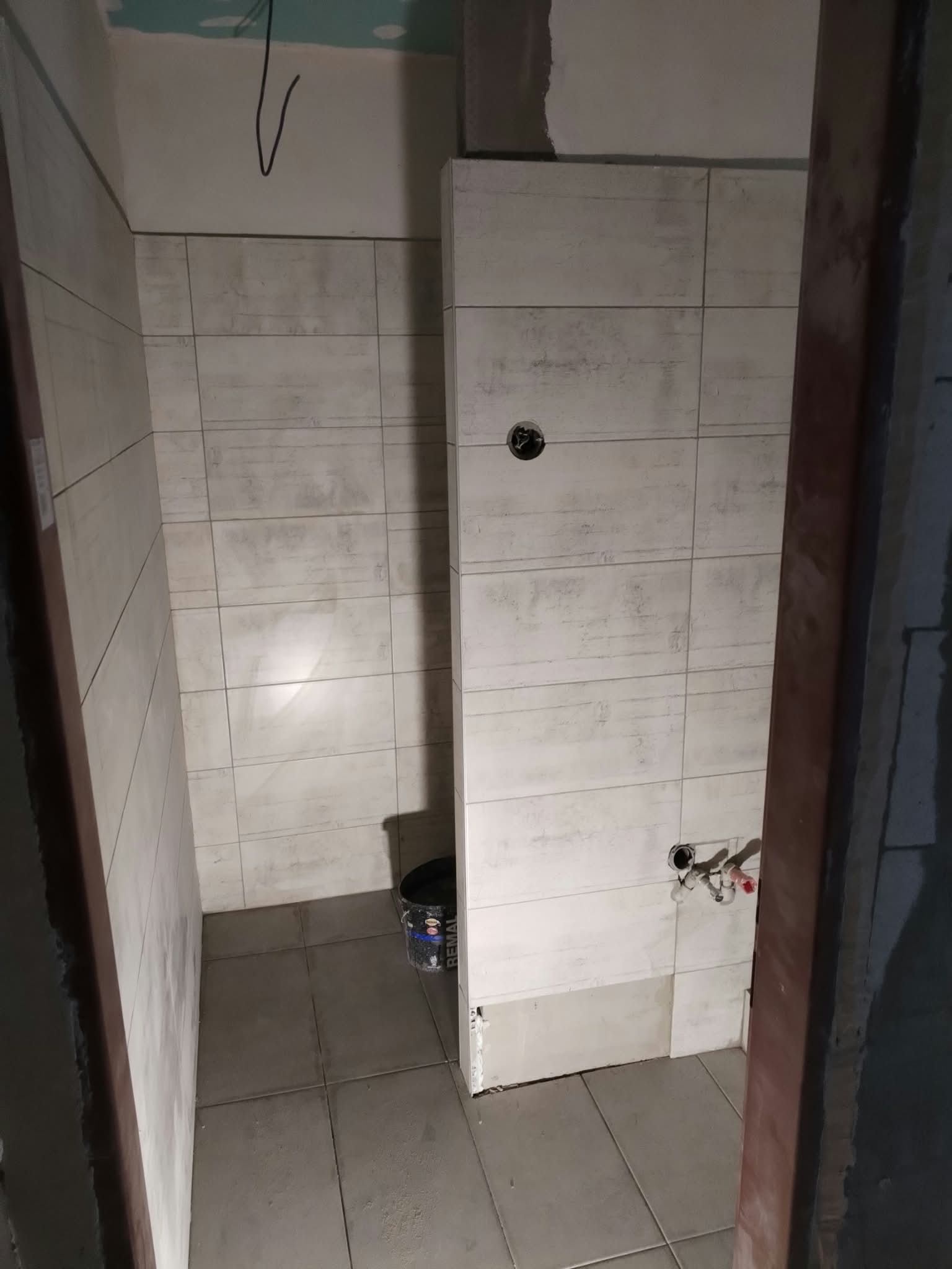 Obkládání stěn v průběhu prací