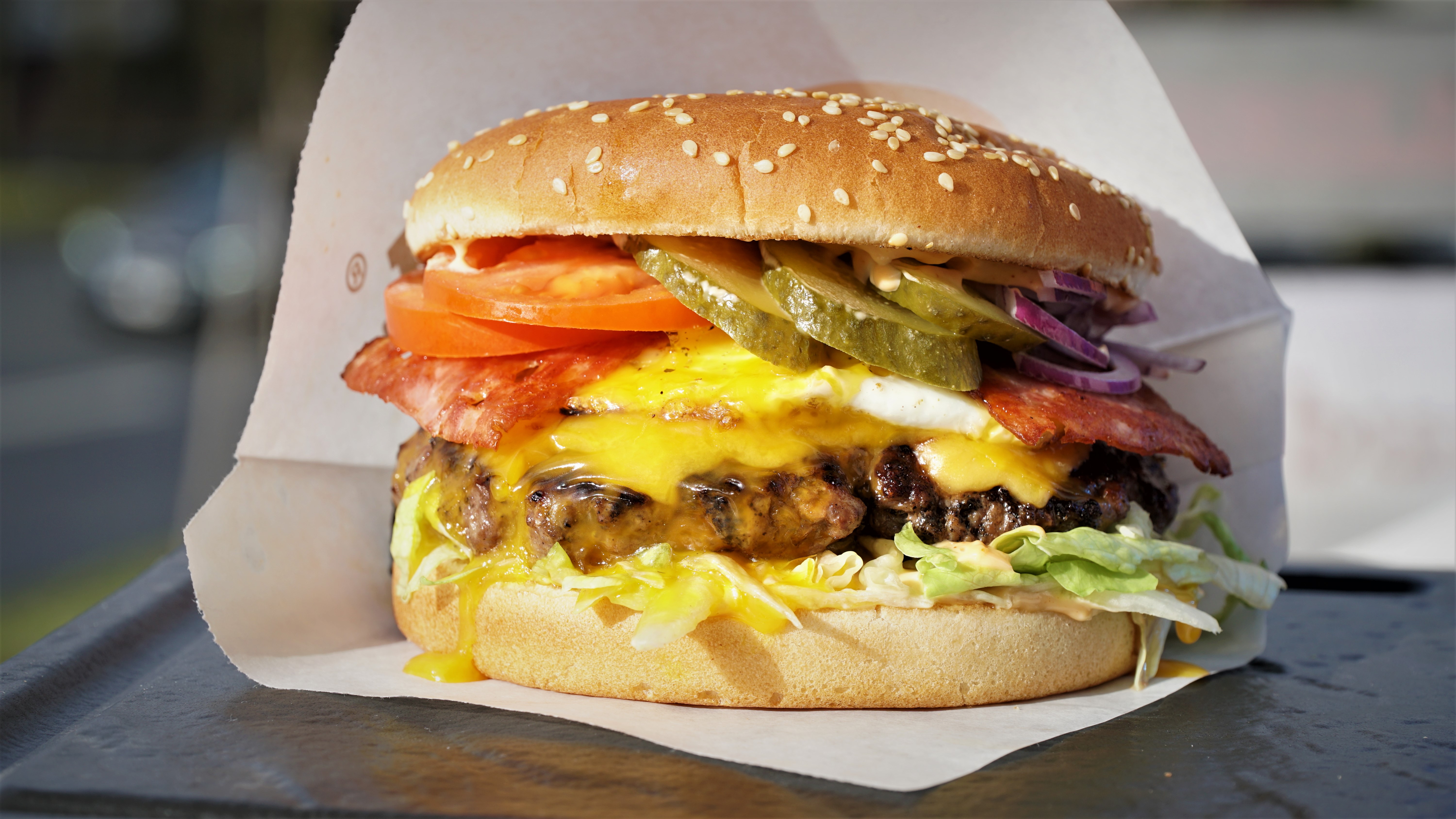 Texas Burger s grilovanou slaninou a sázeným vejcem