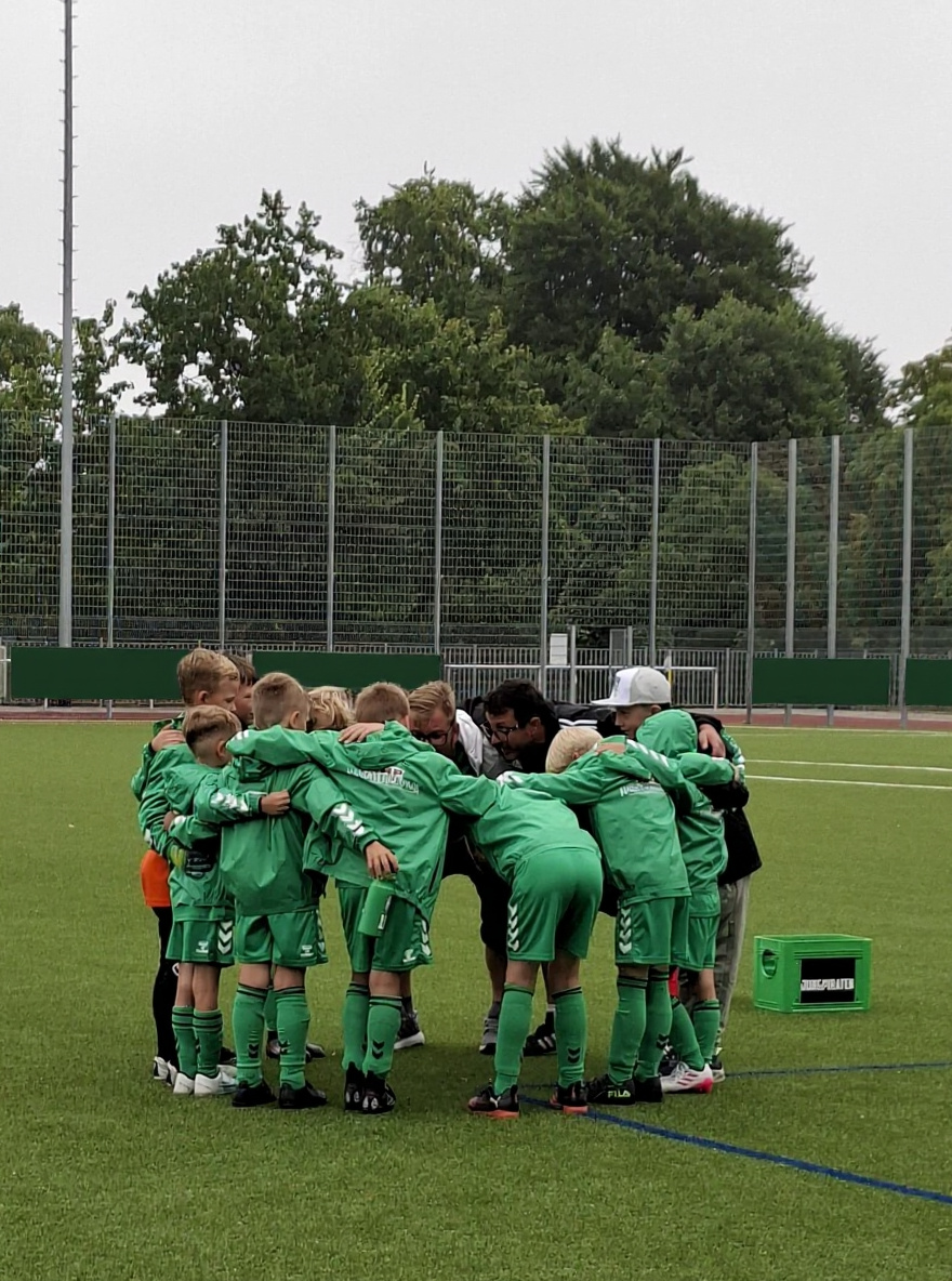 F-Junioren im Teamkreis auf dem Sportplatz