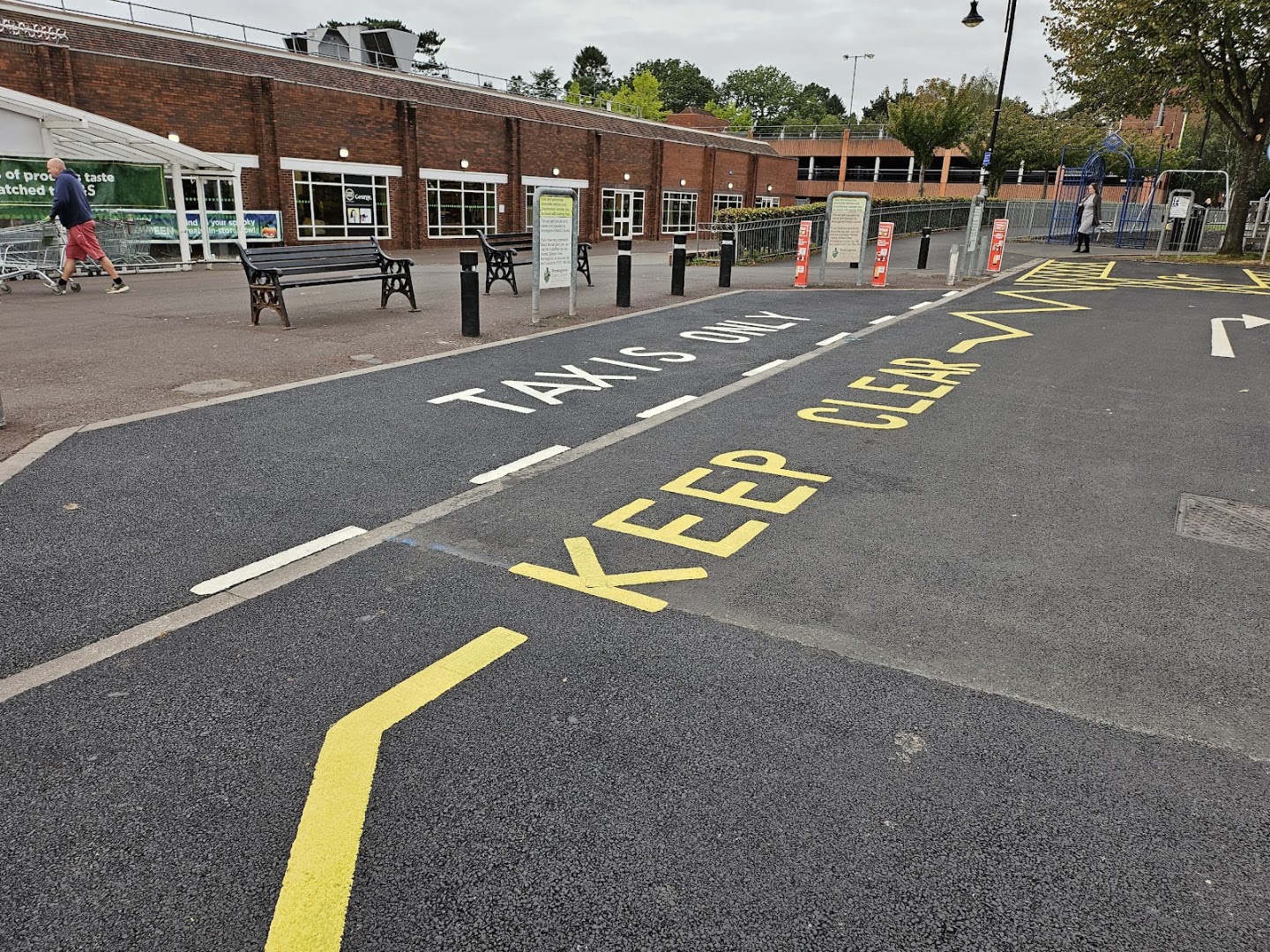 taxi rank, keep clear with zig zags, bromsgrove