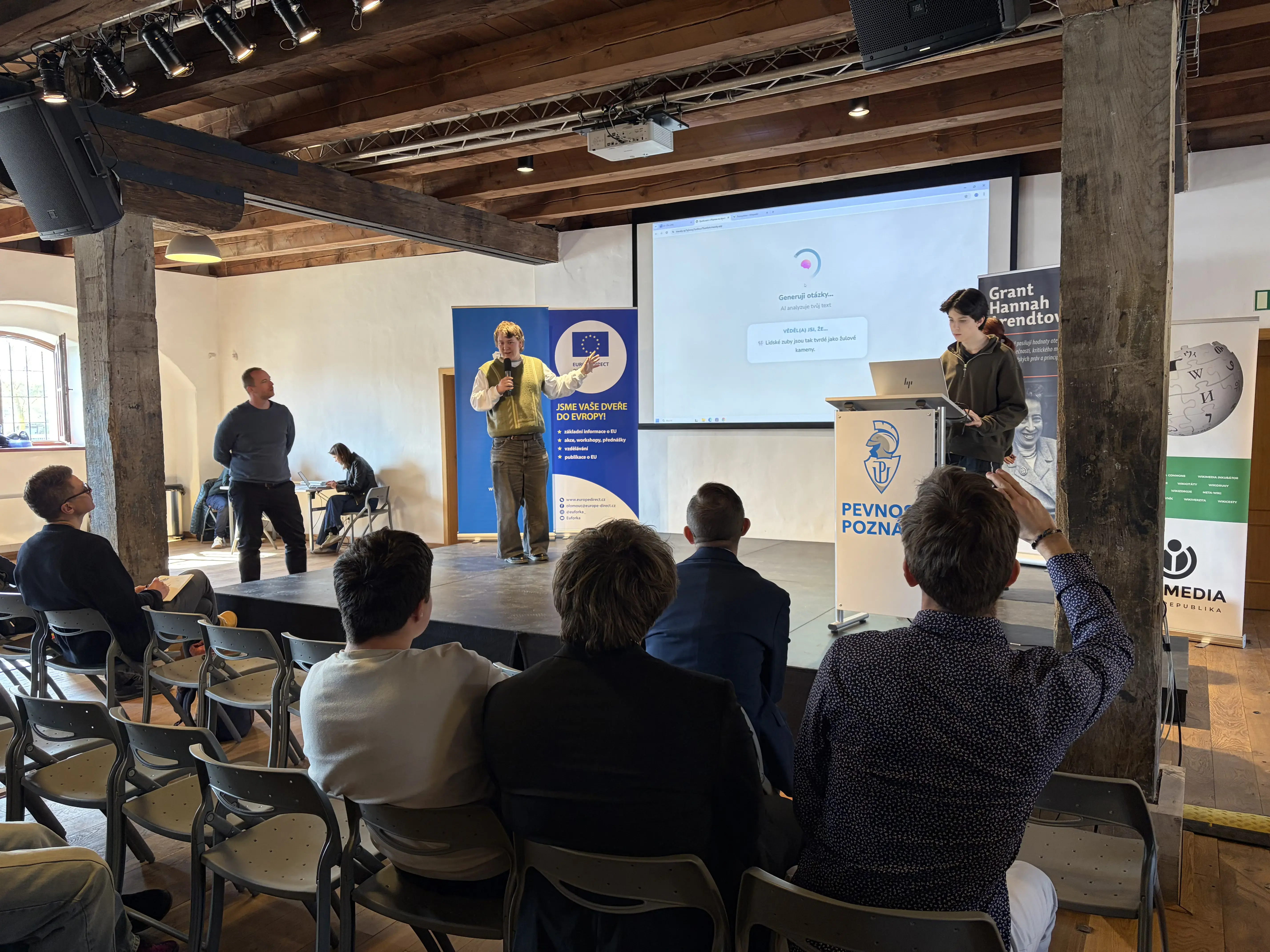 One of the student teams presenting their results