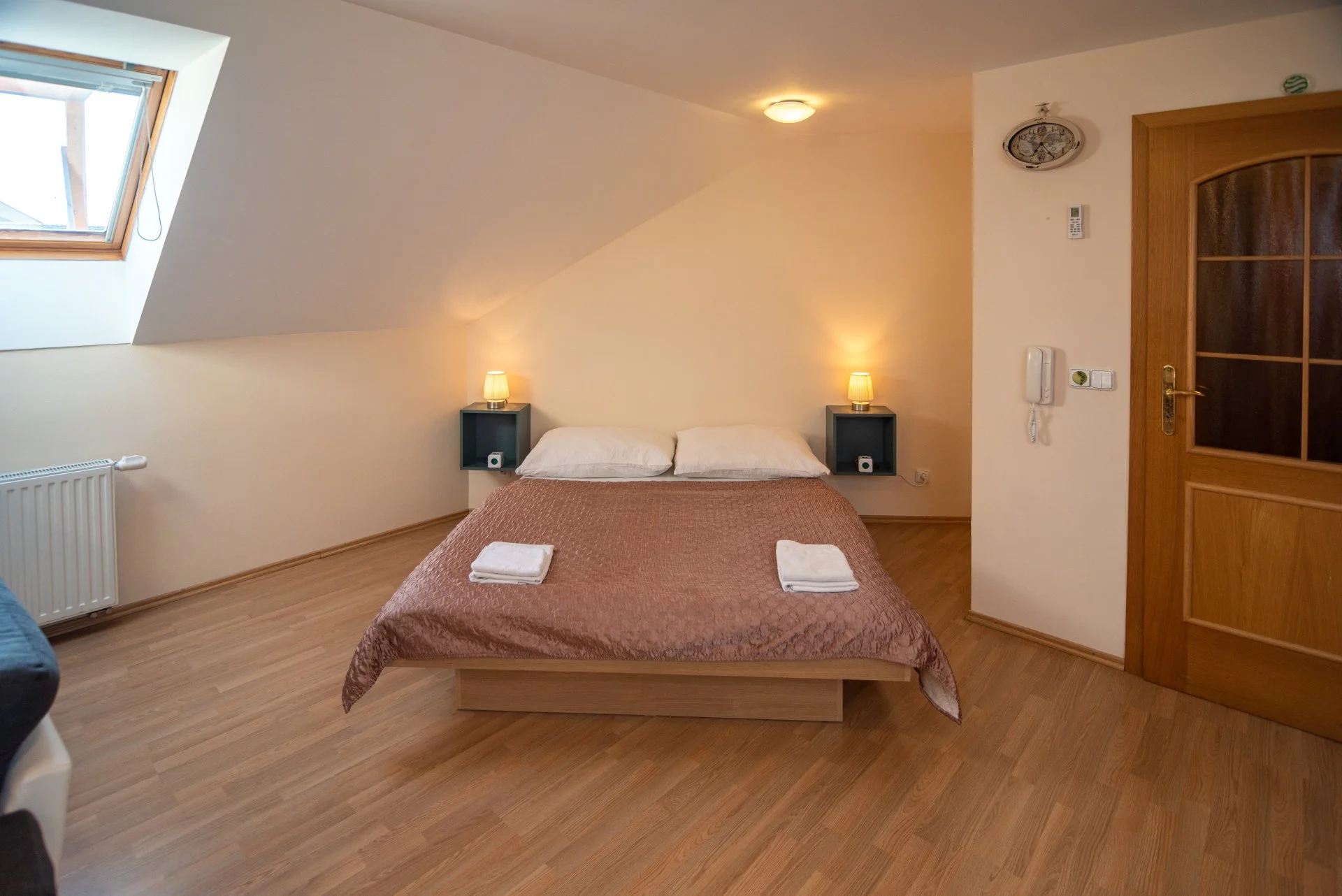 Pohodlné lůžko s kvalitní matrací v Apartmánu U Machů v Mikulově