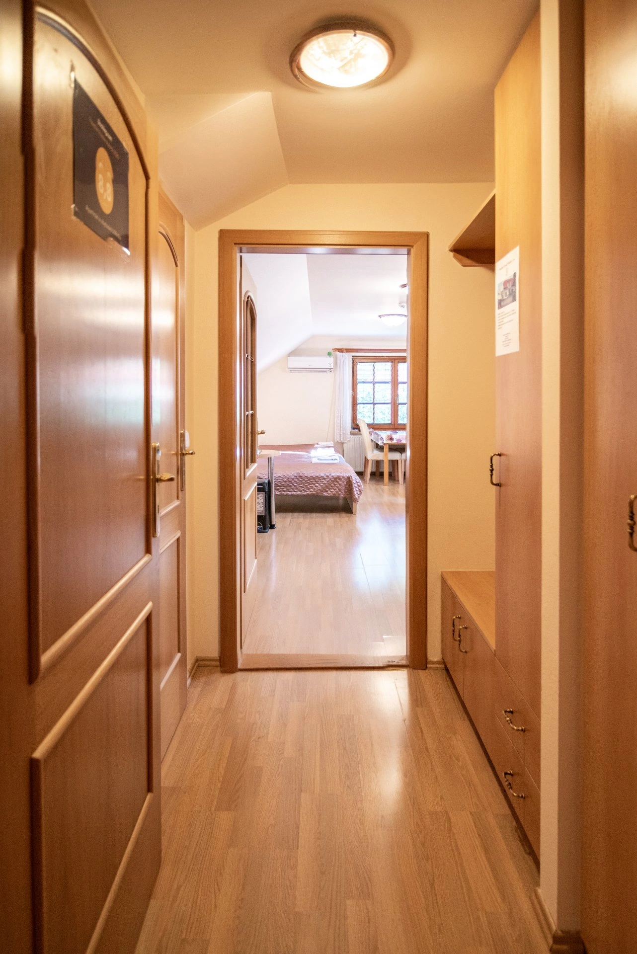 Komfortní jednolůžková a dvoulůžková postel v Apartmánu U Machů